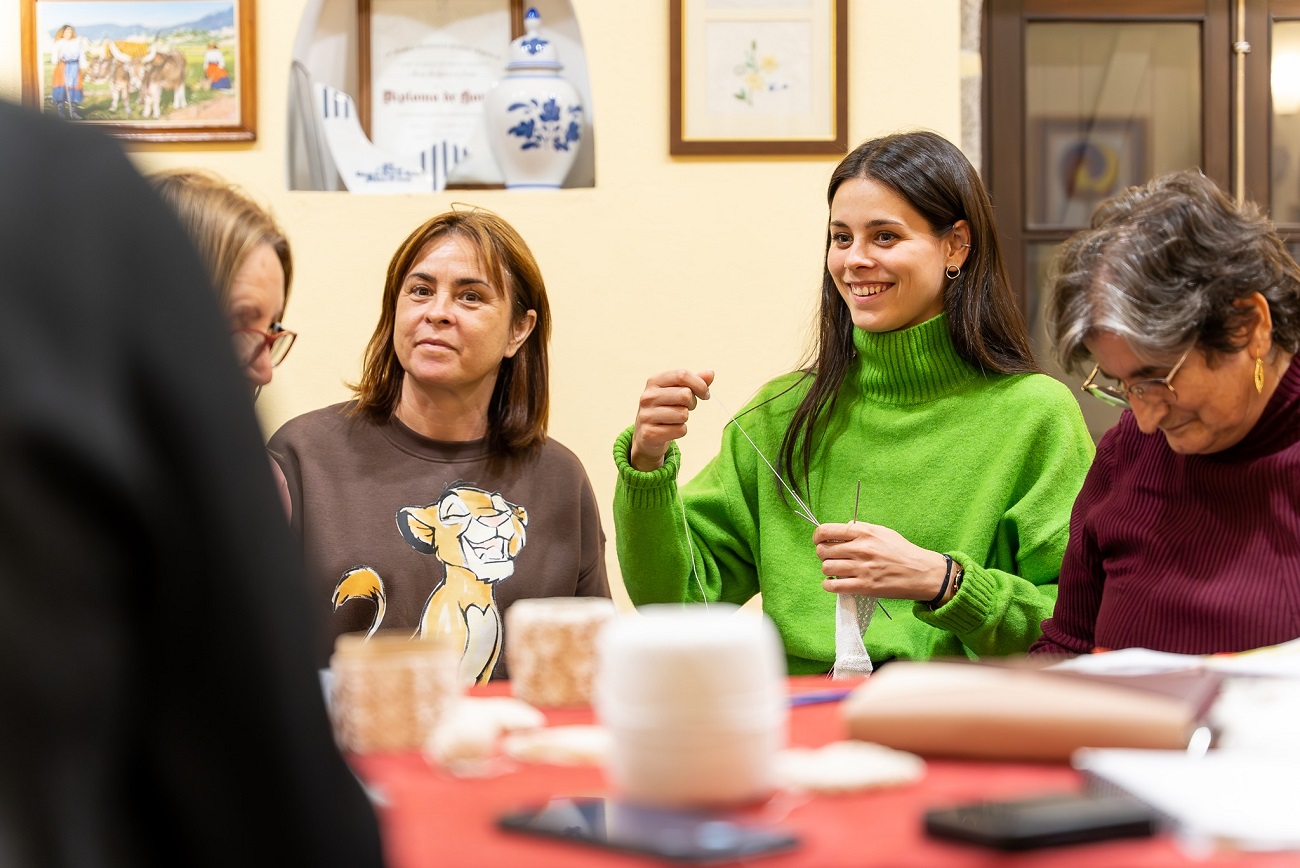 Escola de Lavores junta 25 mulheres para aprender a fazer meias e peúcas rendadas