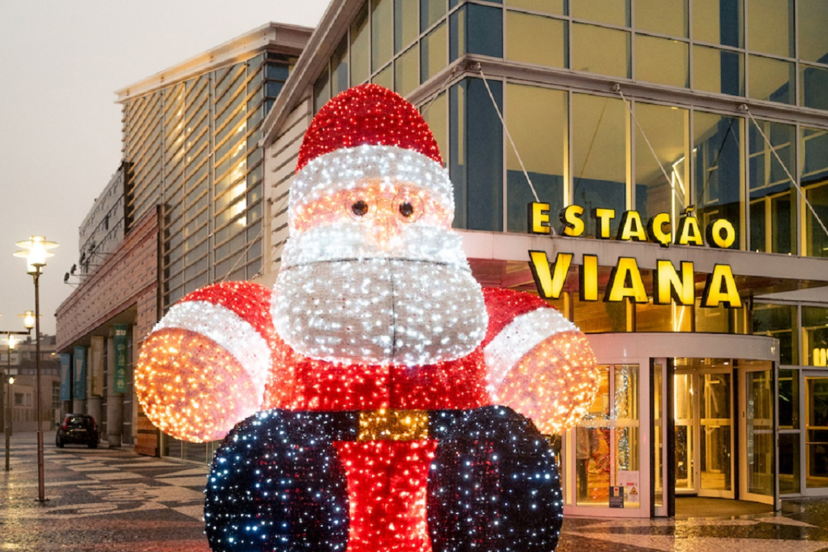 Há um Pai Natal gigante em Viana do Castelo