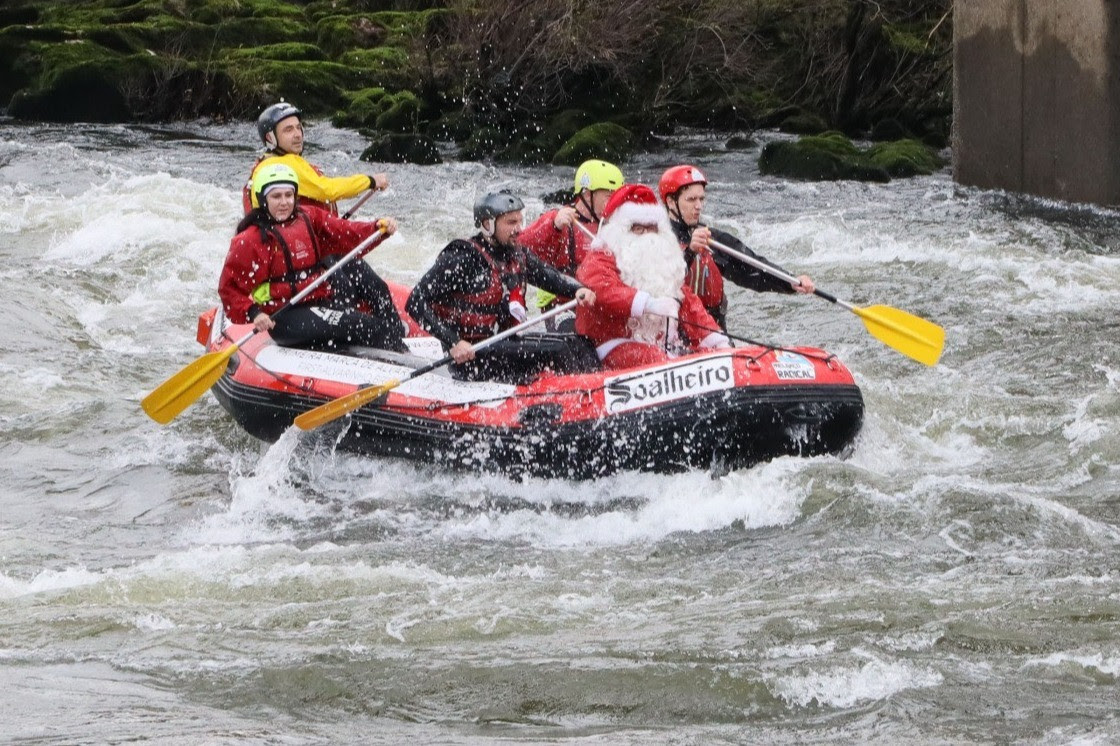 Pai Natal de Melgaço é radical. Vai fazer rafting no rio Minho