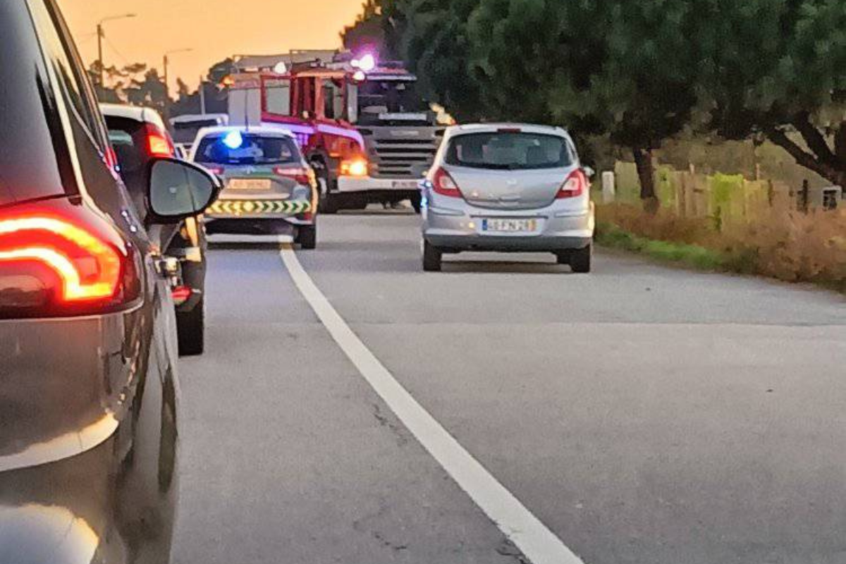 Atrelado de camião incendiou-se na EN13 em Carreço