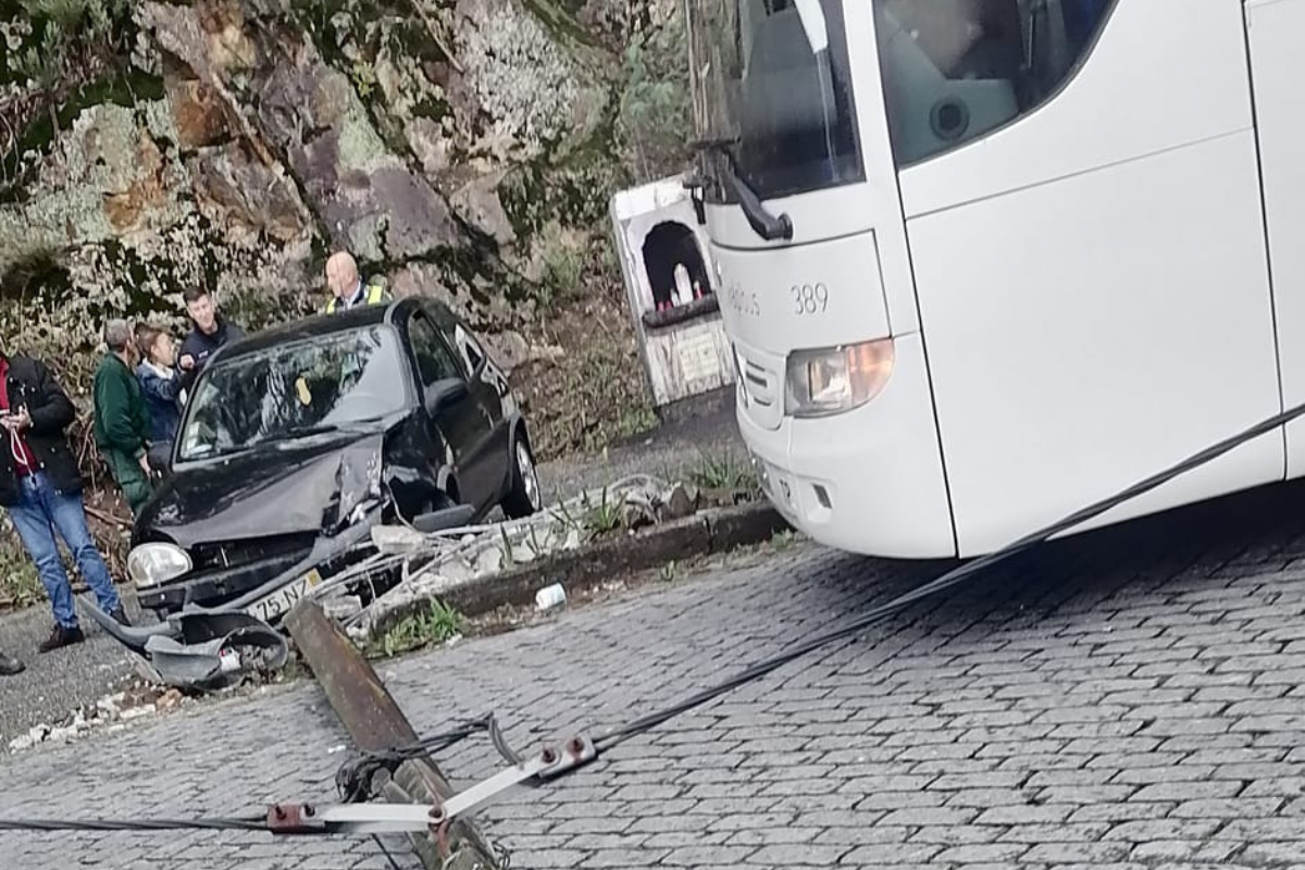 Poste derrubado em despiste condiciona trânsito na estrada de Santa Luzia