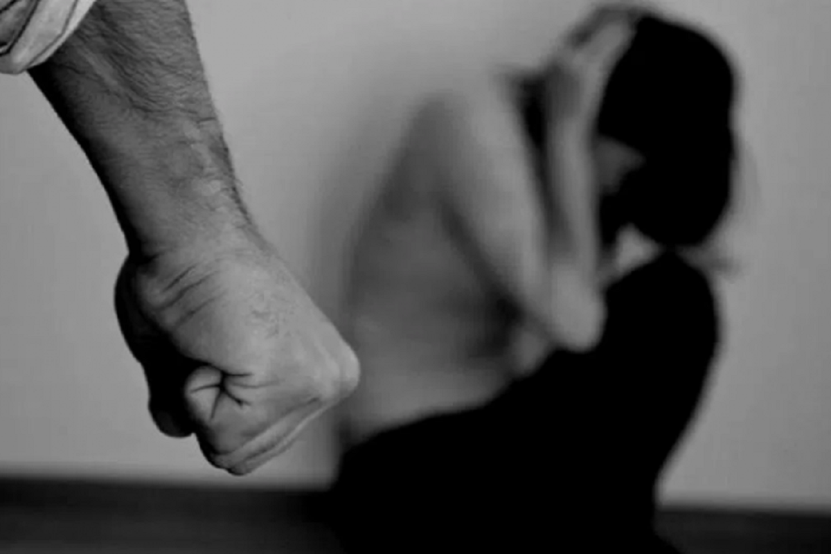 Jovem de 27 anos em prisão preventiva por espancar a namorada