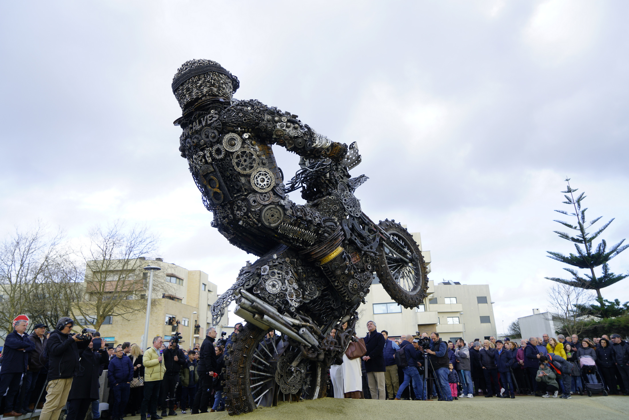 Esposende imortaliza memória do piloto Paulo Gonçalves com parque citadino e escultura