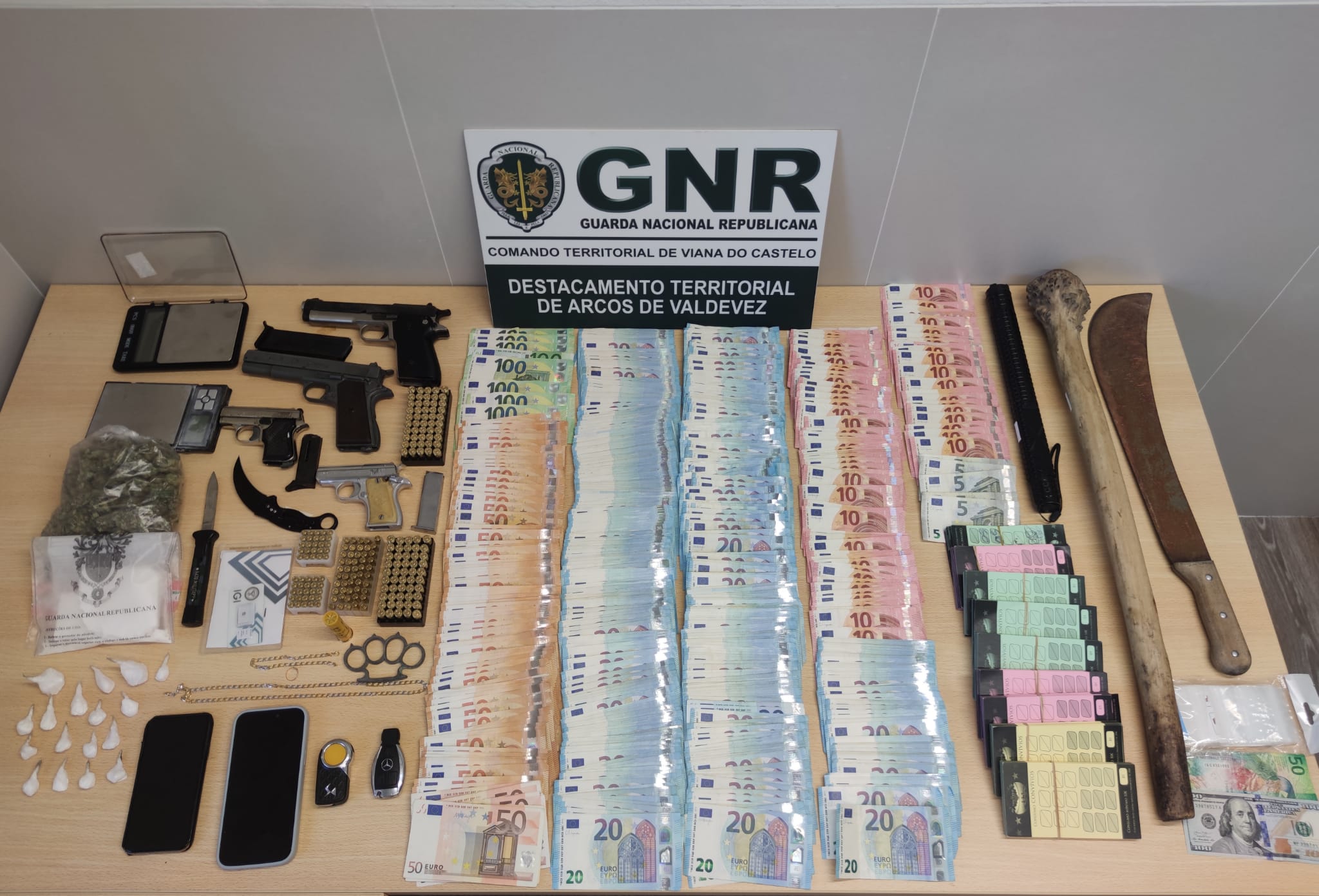 Cinco detidos por tráfico de droga e lenocínio em Viana, Braga e Porto