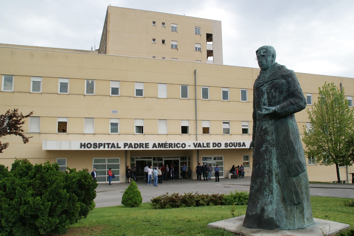 Foge do Hospital de Penafiel e “atira-se” para cima de um carro