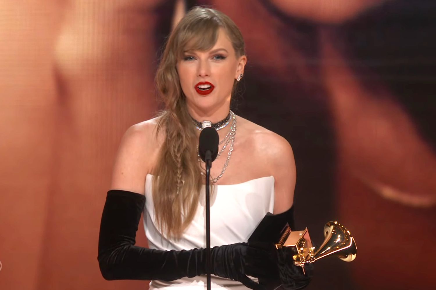 Taylor Swift faz história nos prémios Grammy