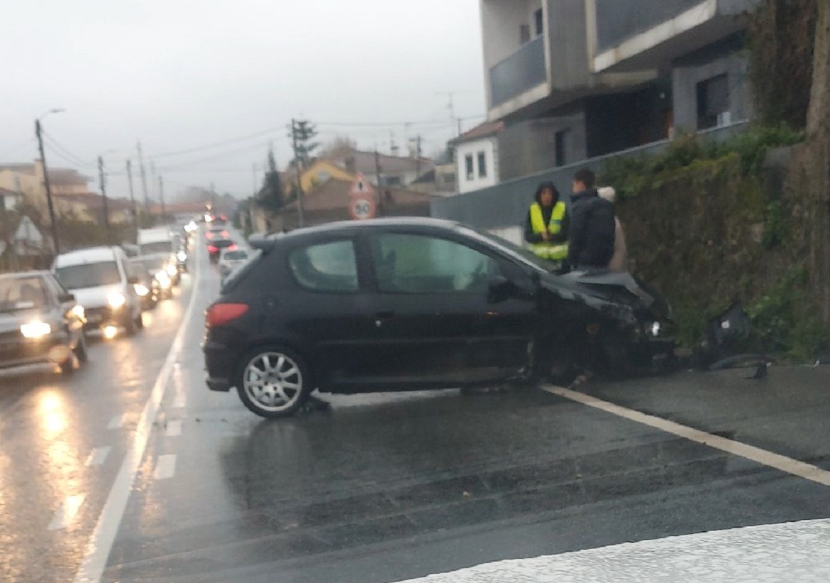 Acidente condiciona trânsito em Santa Marta de Portuzelo