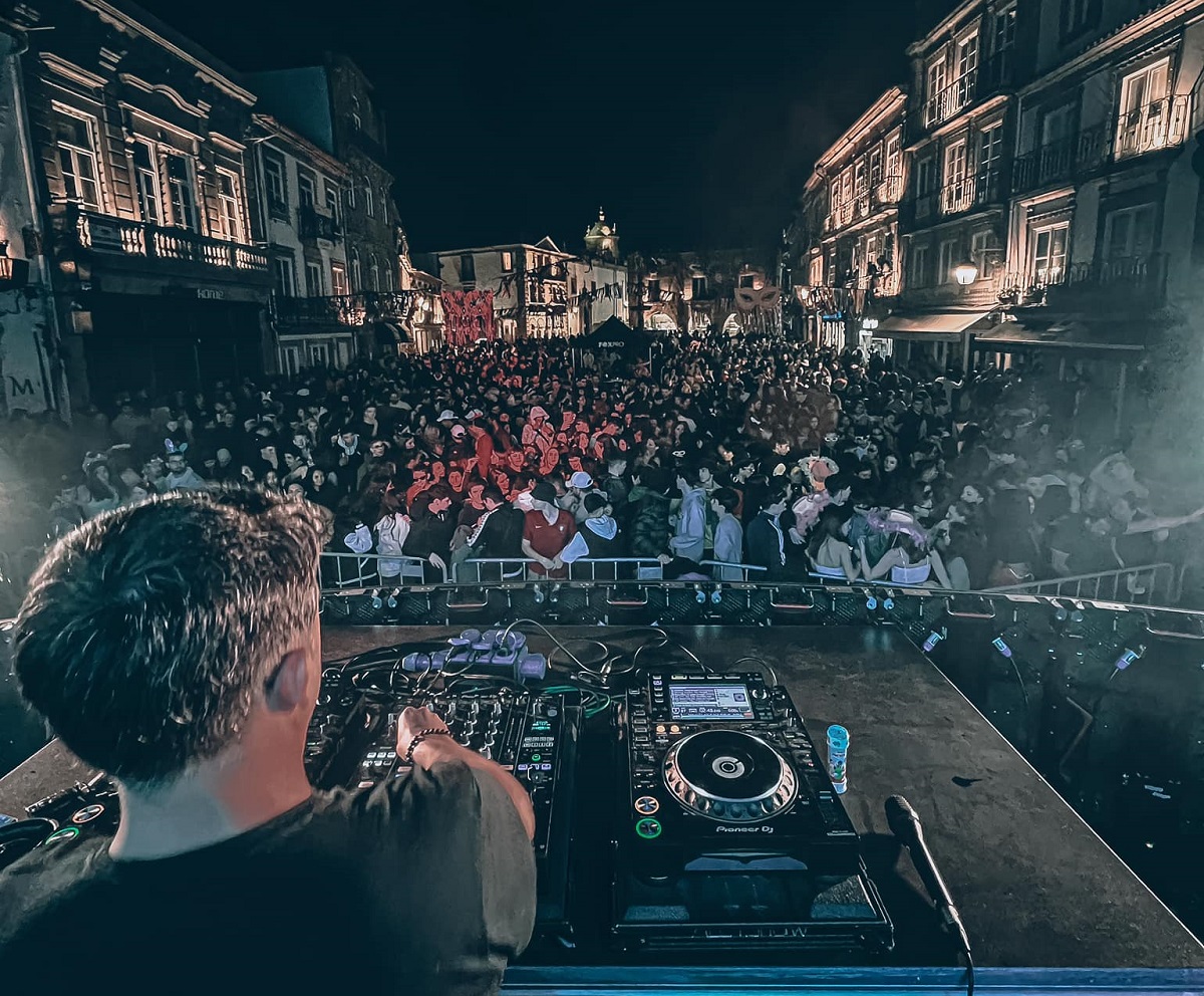 Este sábado! Baile de Carnaval de Viana é no Centro Cultural
