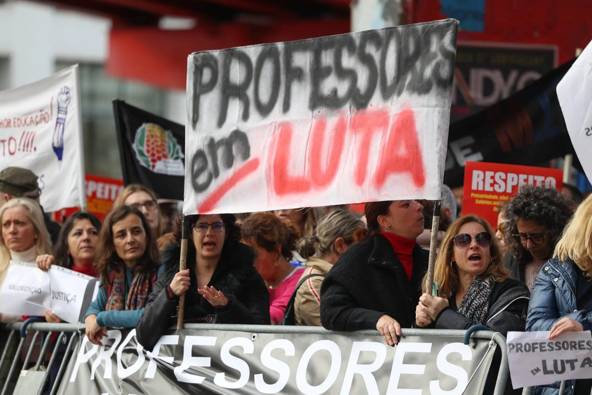 Novos professores não chegam para compensar saídas