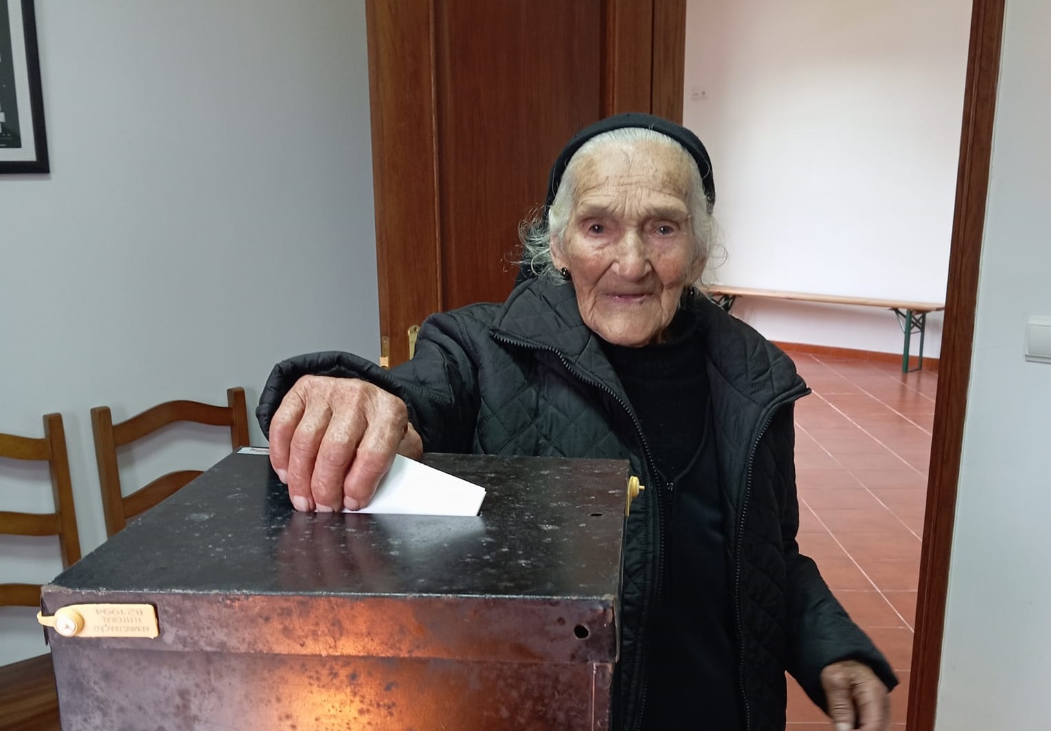 Faz 103 anos no final do mês e foi votar