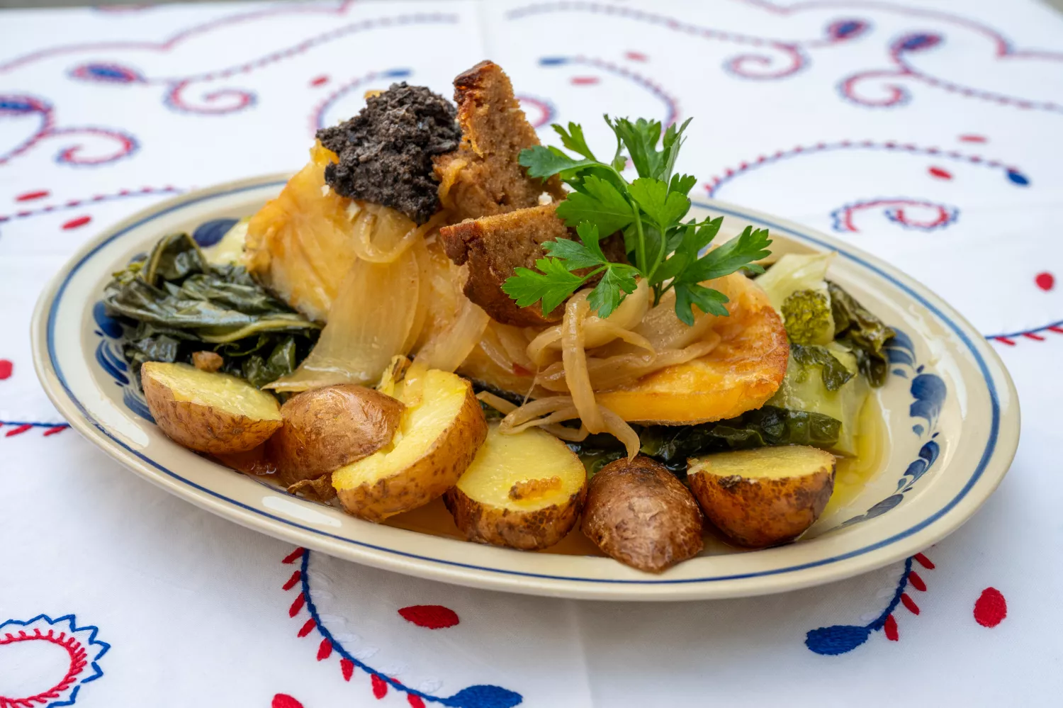 Bacalhau à Viana, Pataniscas de Bacalhau e Torta de Viana à mesa no fim de semana gastronómico
