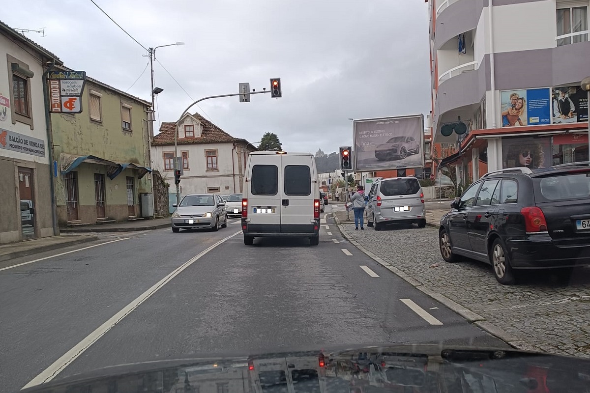 Semáforo da Meadela voltou a avariar e gerou filas de trânsito