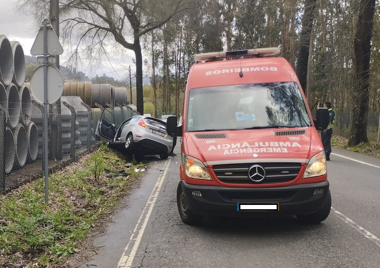 Colisão entre dois carros provoca dois feridos em Barroselas