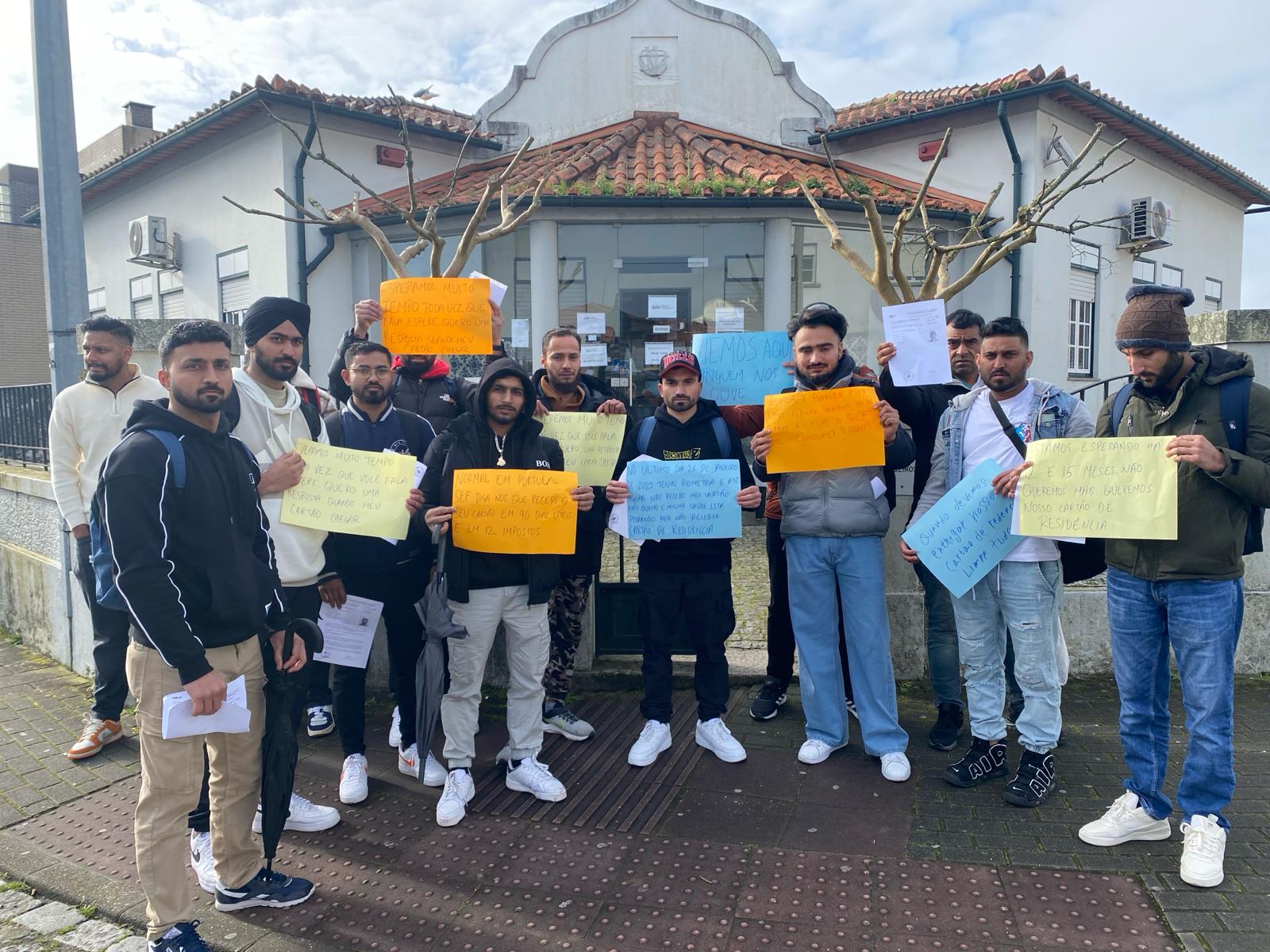 Imigrantes protestam junto ao antigo SEF em Viana do Castelo