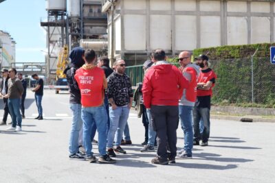 Trabalhadores da fábrica de papel de Viana em greve por aumentos salariais