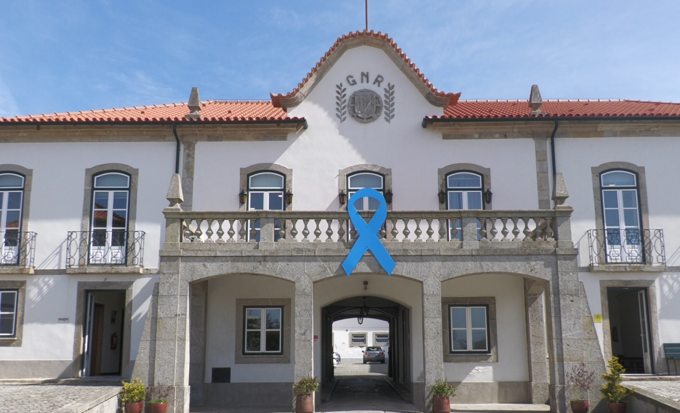 Laços azuis em edifícios de Viana para sensibilizar contra os maus tratos na infância