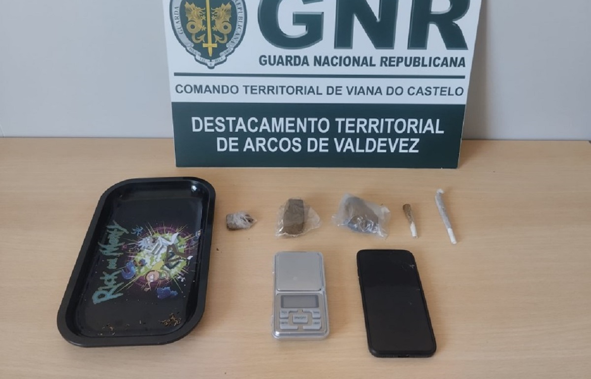 Jovem de 19 anos detido com mais de 100 doses de haxixe