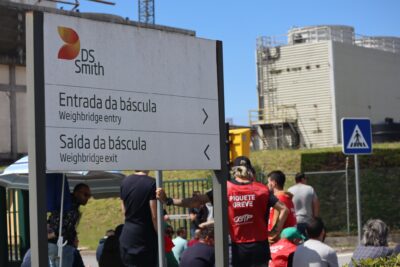 Trabalhadores da fábrica de papel de Viana voltam a fazer greve