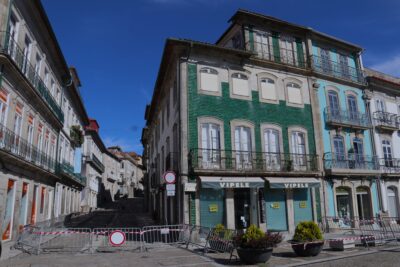 Risco de queda de fachada e cobertura de edifício corta trânsito em rua de Viana