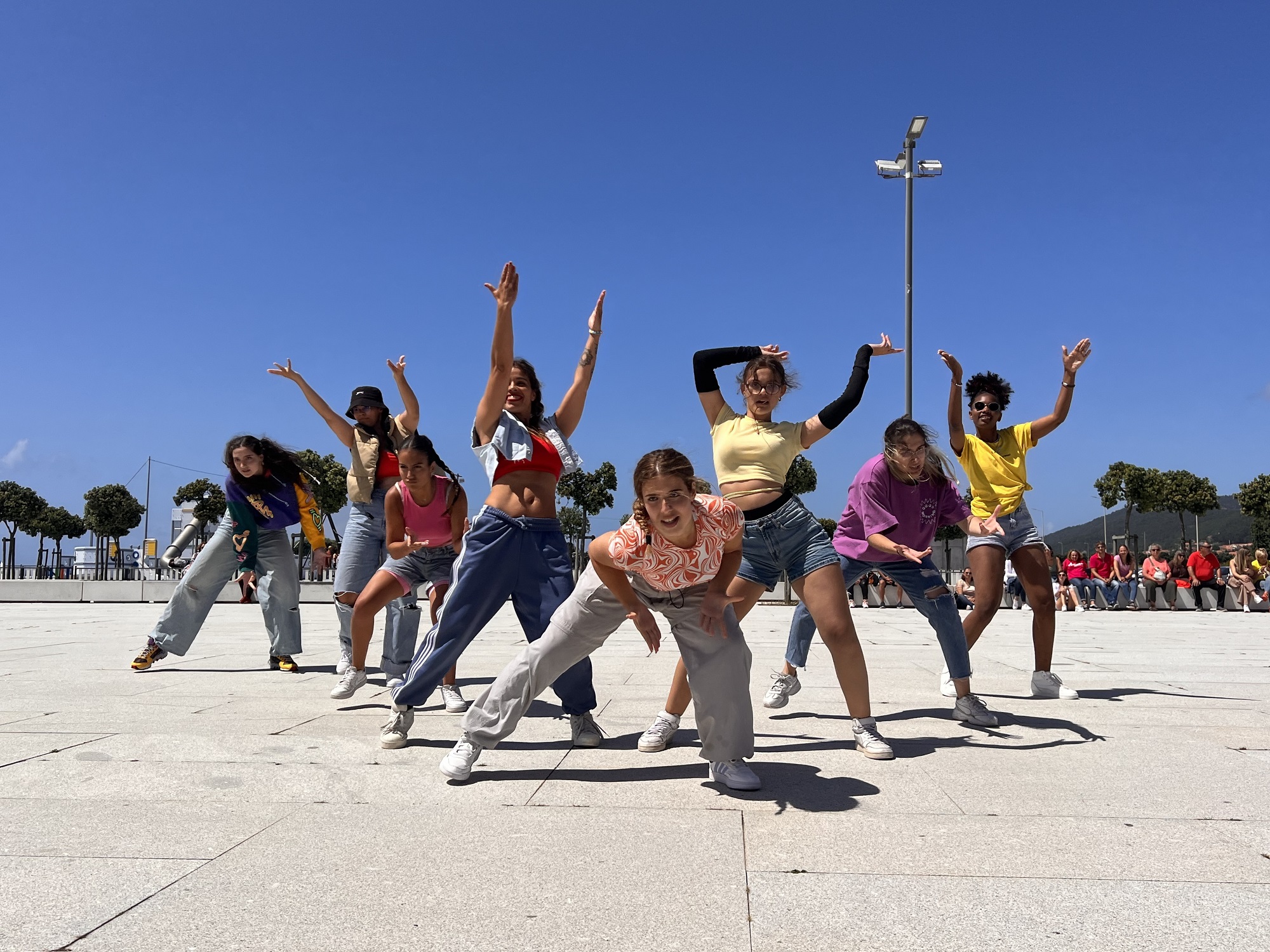 Escola de dança promove cultura do hip-hop nas ruas de Viana