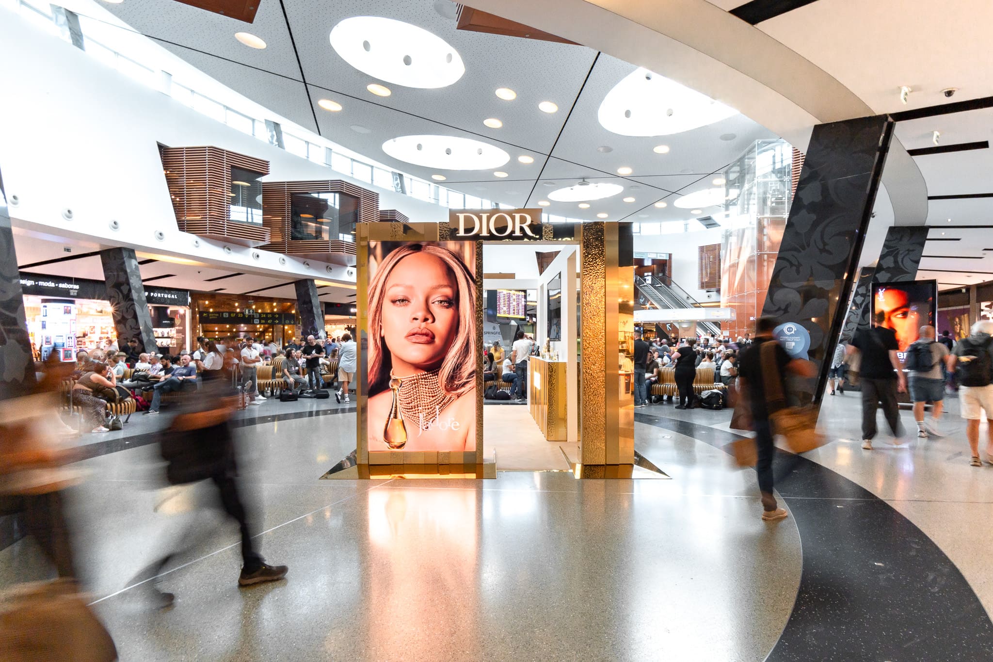 A revolução sonora no retalho: Como a rádio indoor personalizada está a transformar a experiência do cliente e a impulsionar vendas