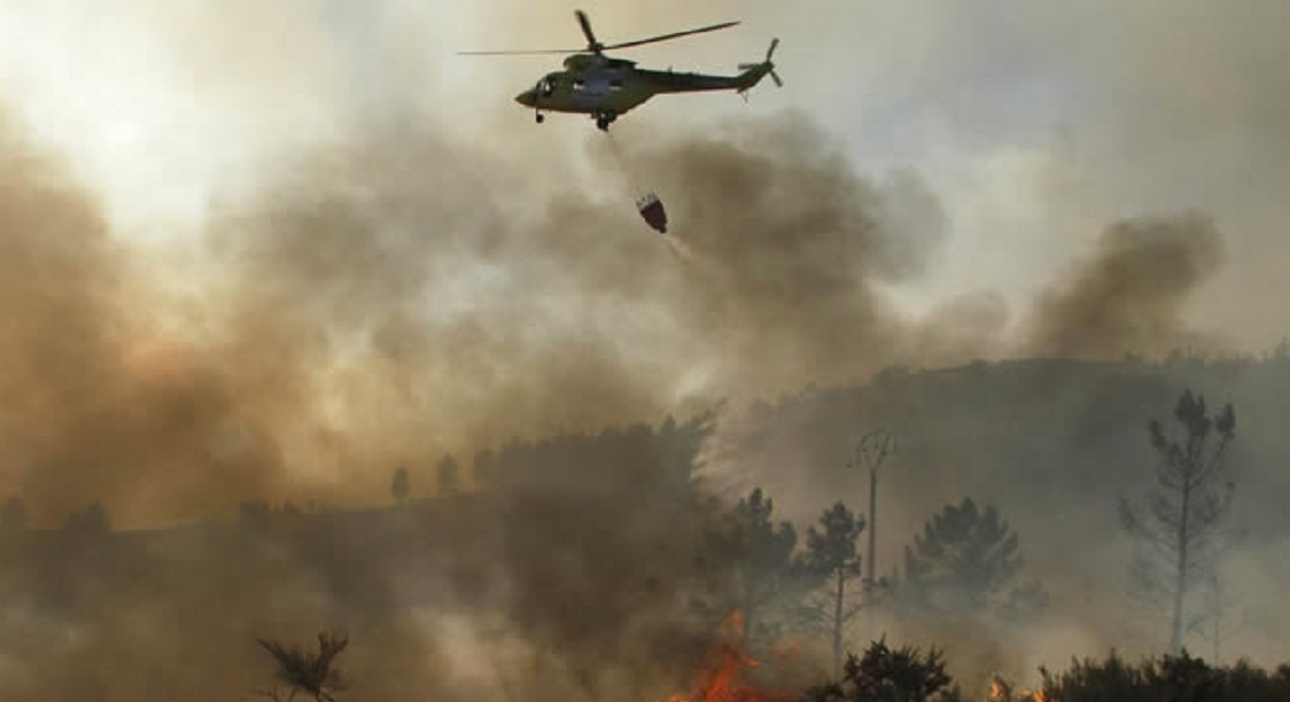 Cinco meios aéreos e mais de 70 bombeiros combatem incêndio em Viana