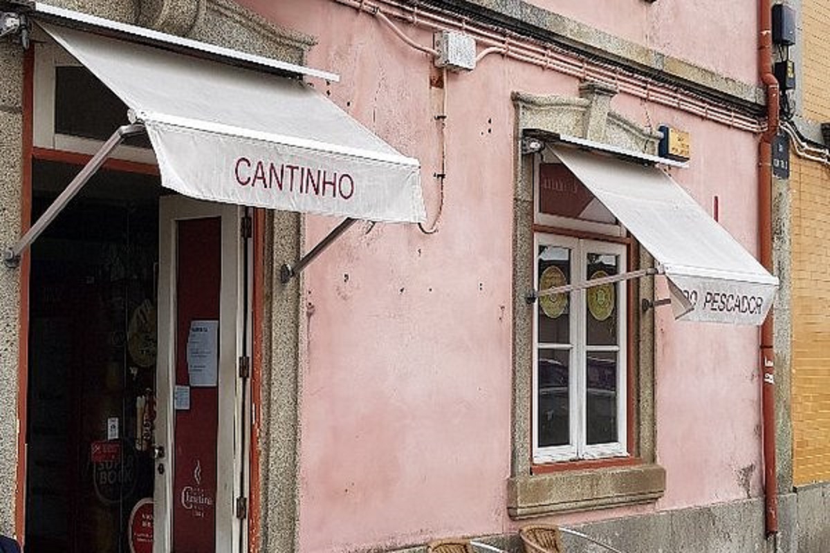 Homem esfaqueado em casa de banho de café em Viana