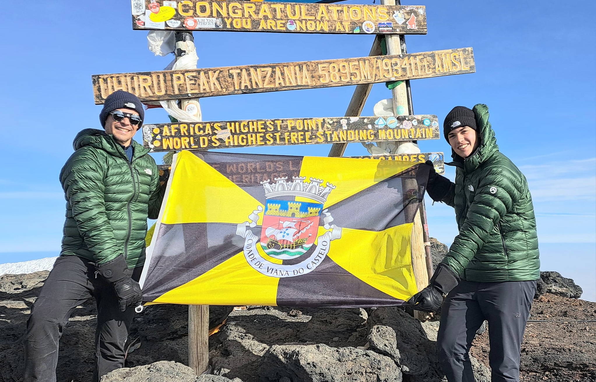 Sobem os 5.895 metros do Kilimanjaro e desfraldam bandeira de Viana