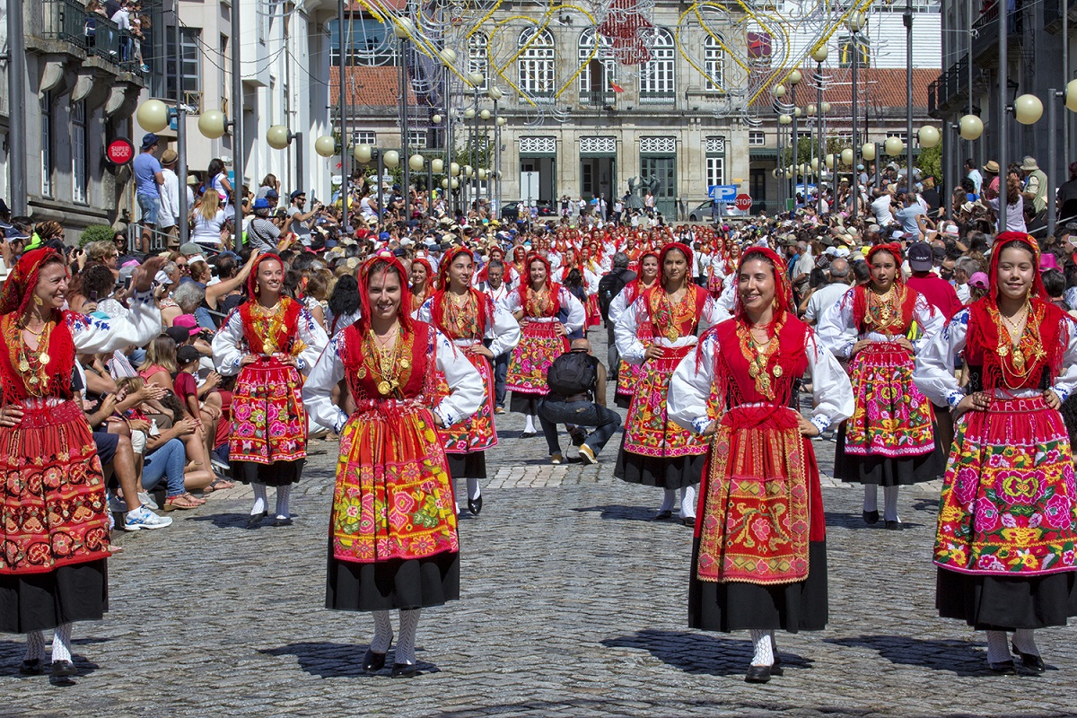 Maior “Desfile da Mordomia” de sempre leva mil mordomas às ruas de Viana