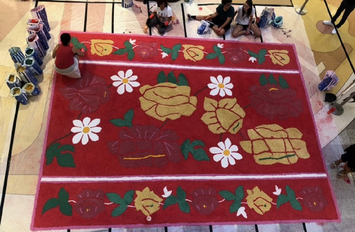 Estilista confeciona tapete de sal inspirado no avental do traje à vianesa