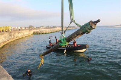 Canhões de bronze do século XVI resgatados do fundo do mar em Esposende