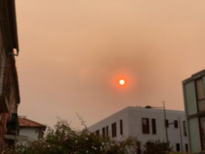 Viana acorda com sol laranja devido ao fumo dos incêndios