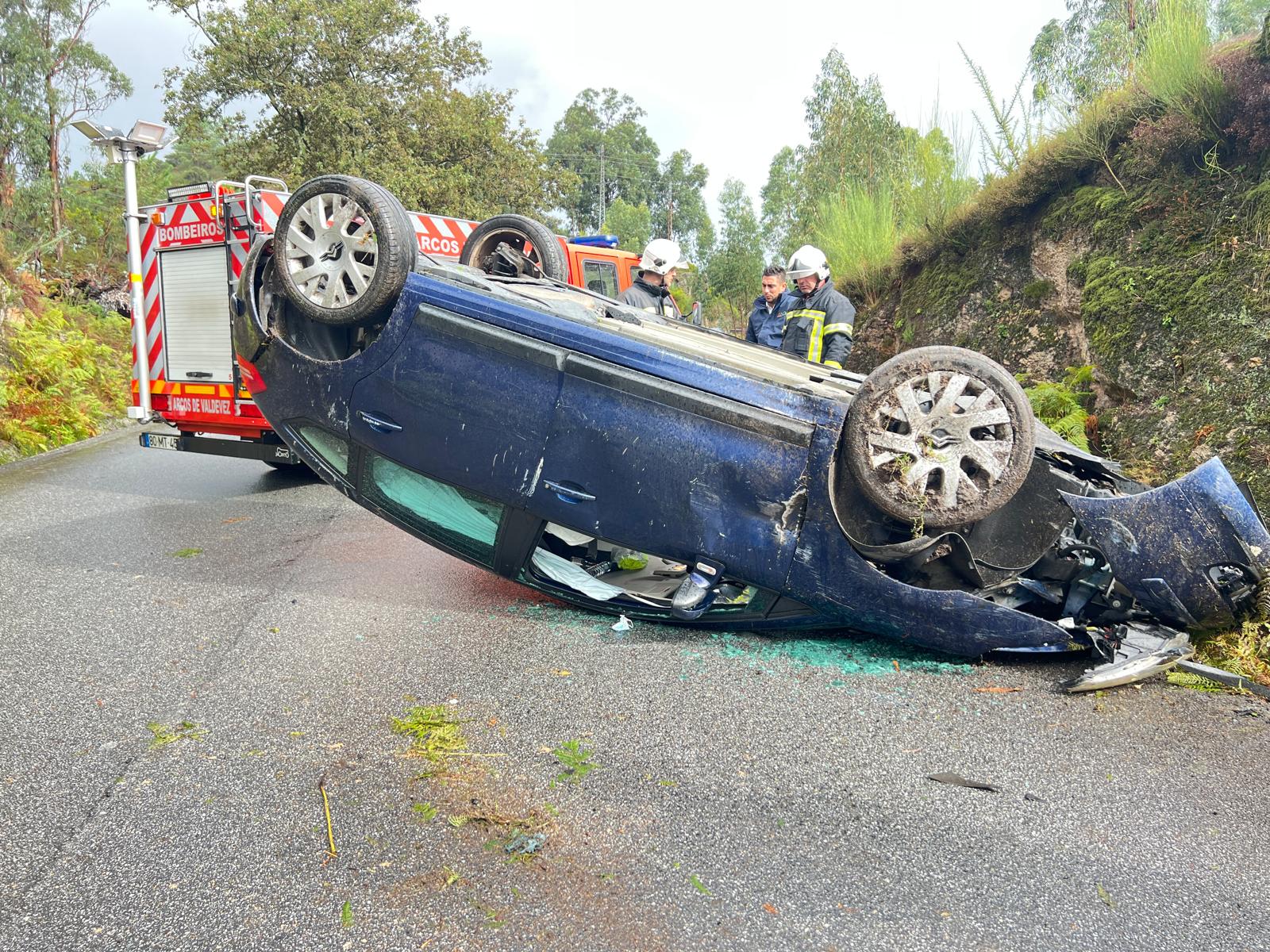 Idosa de 84 anos escapa ilesa a aparatoso acidente em Arcos de Valdevez