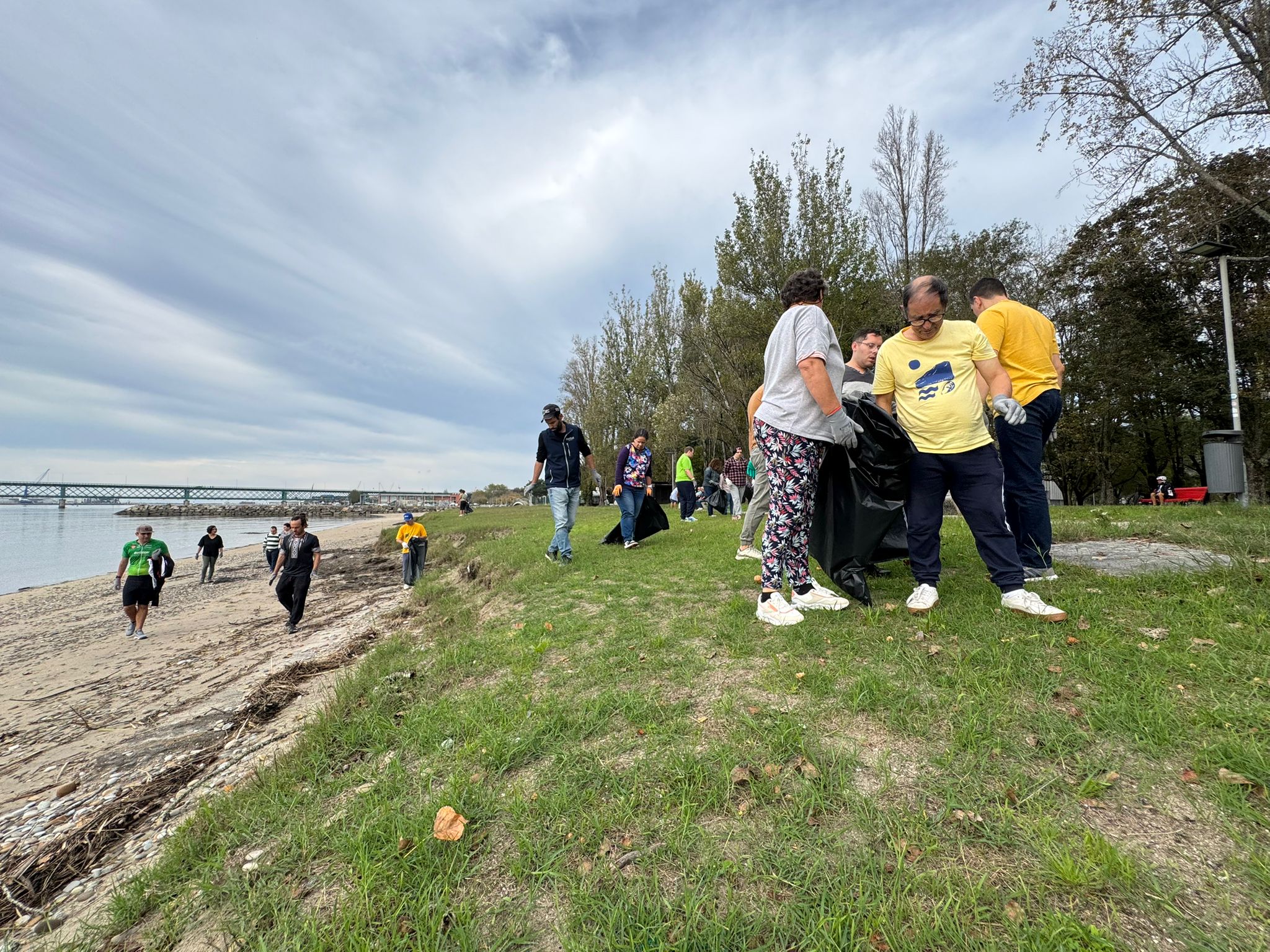 APPACDM de Viana promove ação de limpeza na praia fluvial de Argaçosa