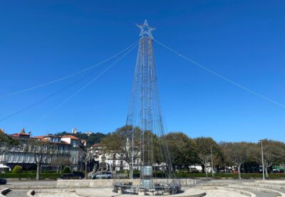 Árvore de Natal com 27 metros de altura já está instalada em Viana