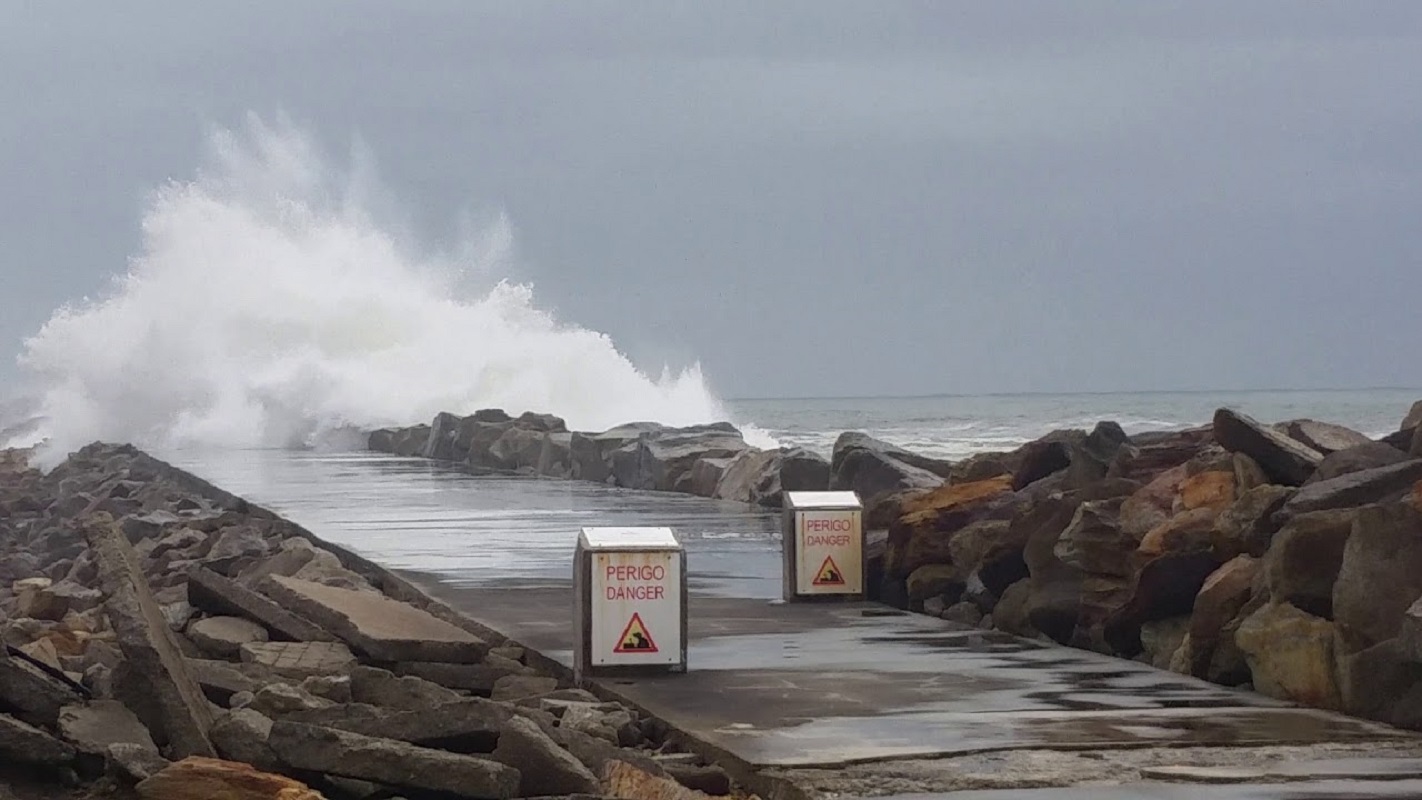Ondas que podem atingir os 12 metros colocam Viana sob aviso laranja