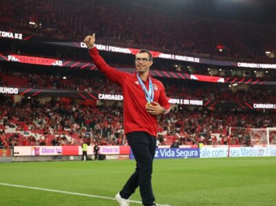 Fernando Pimenta aplaudido no relvado do Estádio da Luz