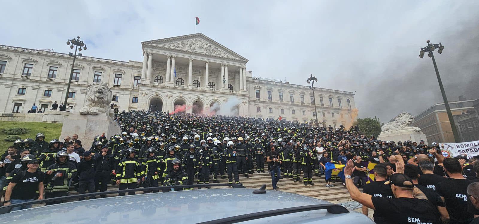 Bombeiros sapadores ocupam escadaria da Assembleia da República em protesto