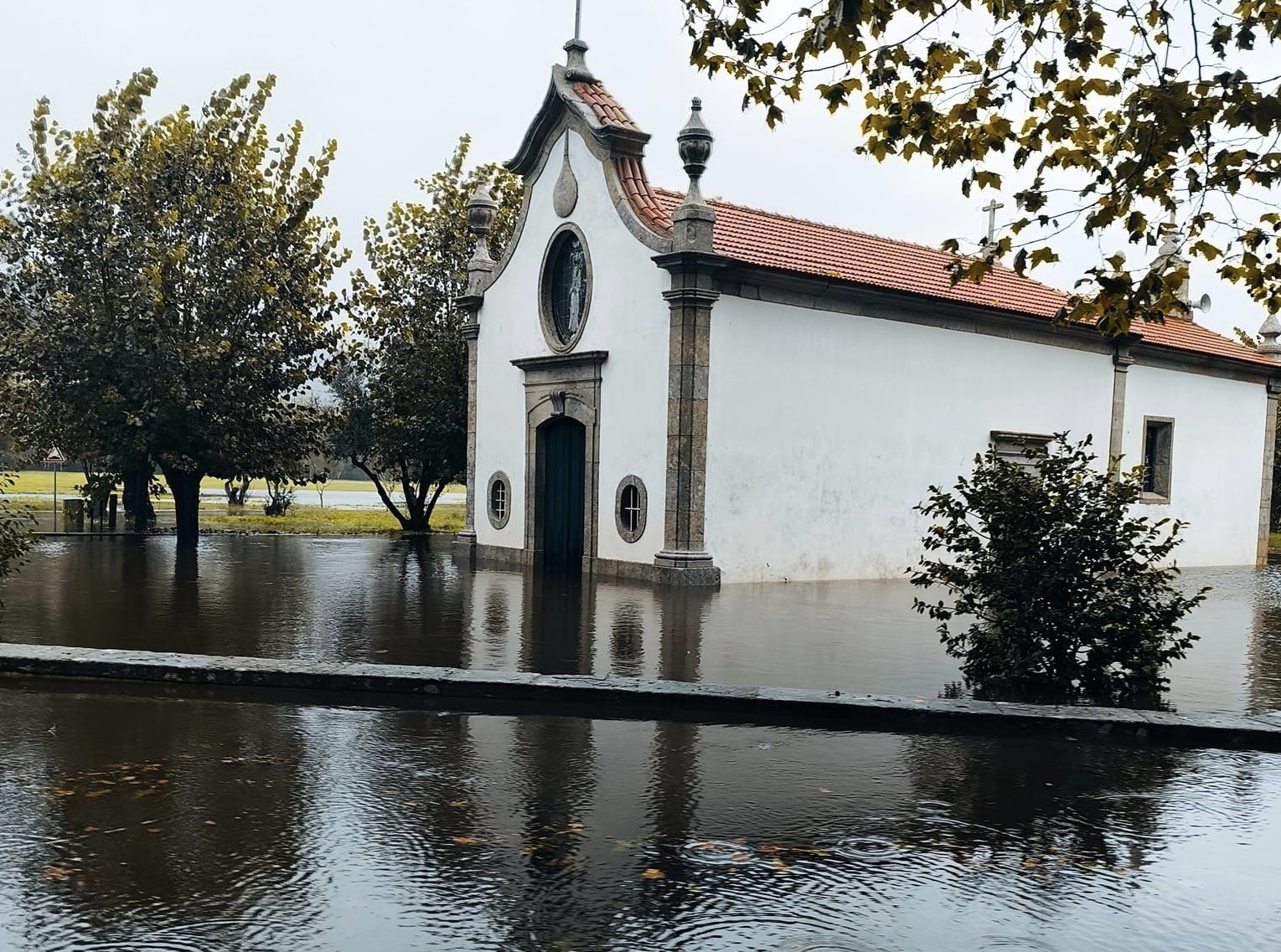 Chuva intensa volta a inundar Vilar de Mouros