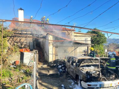 Incêndio destrói habitação e viatura em Arcos de Valdevez