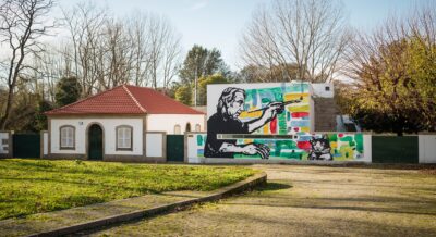 Restaurado mural de Jaime Isidoro patente na fachada da Casa do Artista