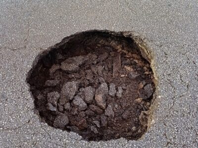 Buraco na estrada em Deocriste danifica cinco viaturas