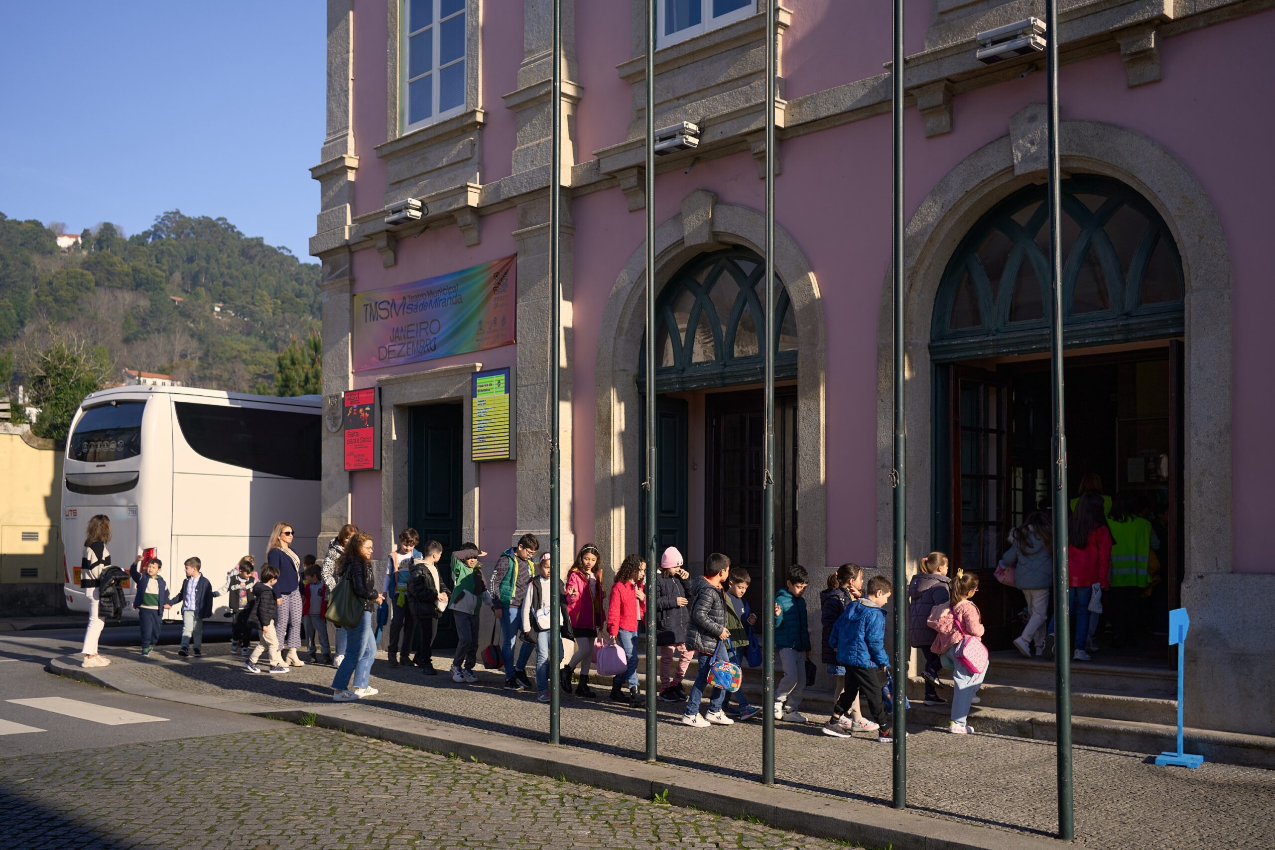 Viana leva cinco mil crianças do concelho ao teatro