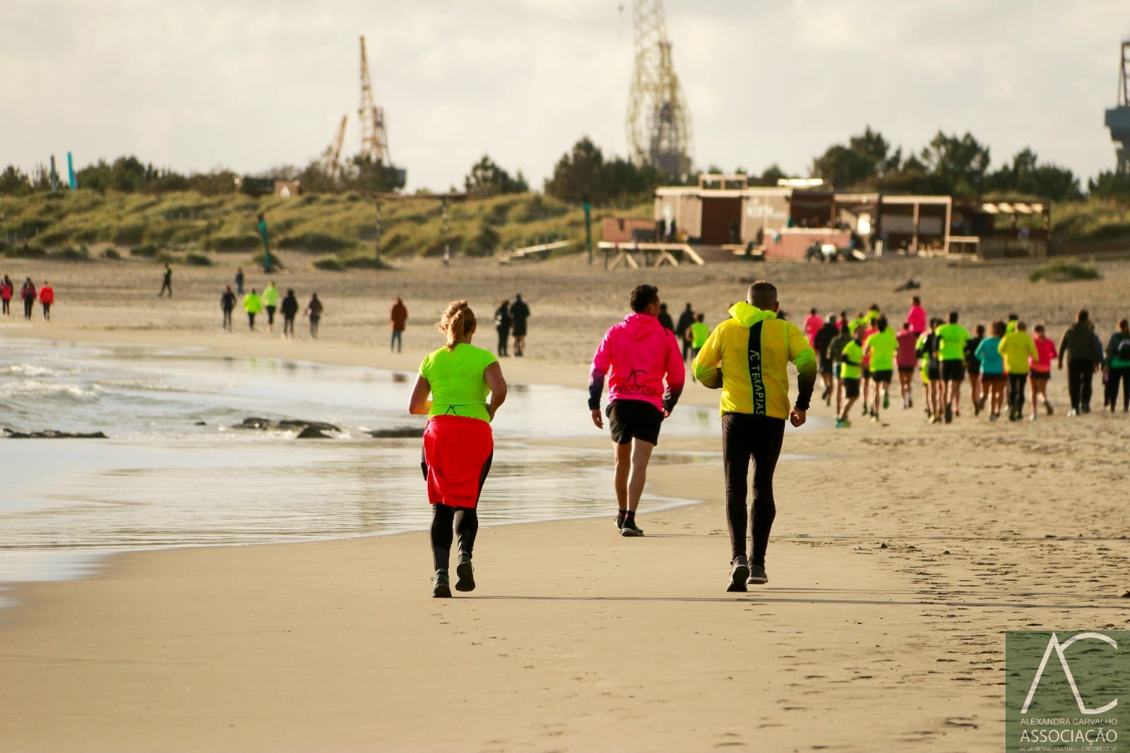 Correr e caminhar ao pôr do sol na praia do Cabedelo