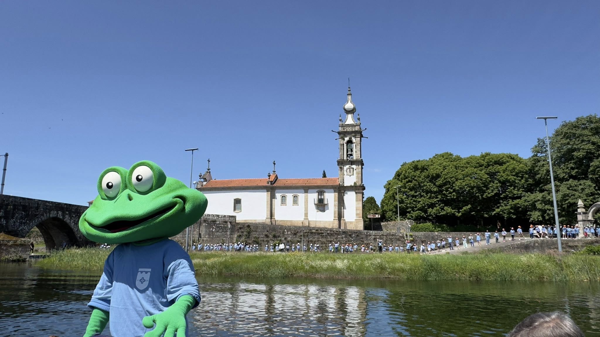 Mais de mil crianças “abraçaram” o rio Lima em Ponte de Lima