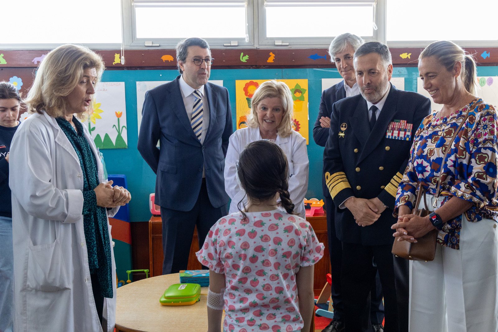 Marinha visita ala pediátrica do hospital de Viana do Castelo