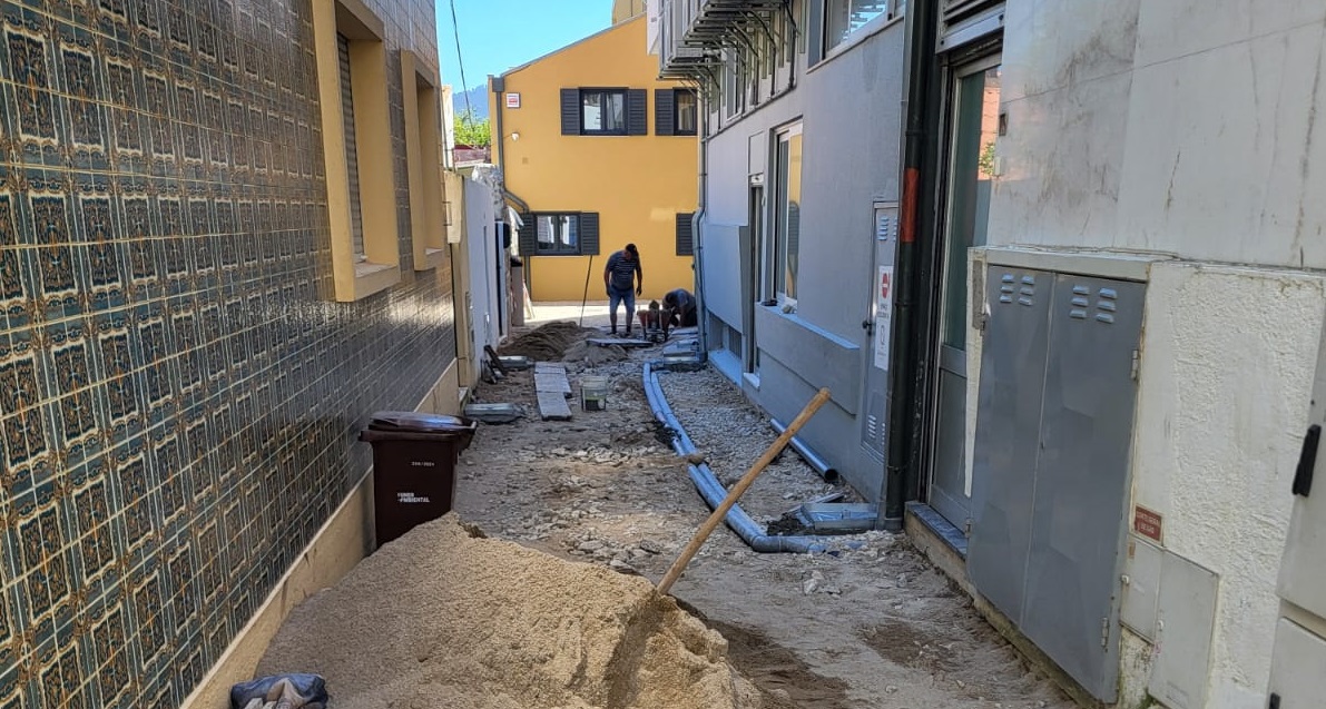 Quim Barreiros faz doação para pavimentar quelha em Vila Praia de Âncora
