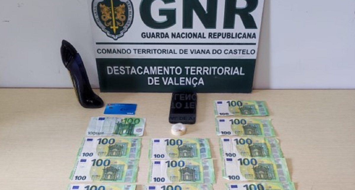 Mulher de 28 anos constituída arguida por furto de dinheiro, perfume e sapatos em Monção