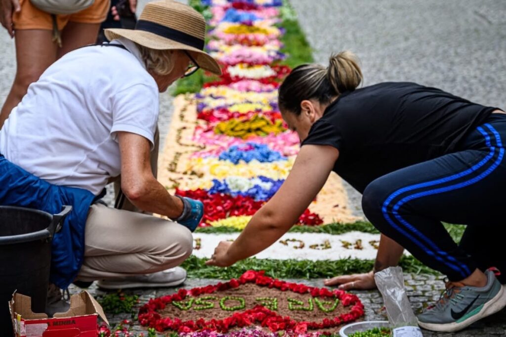 Tapetes floridos dão cor a Viana no Corpo de Deus