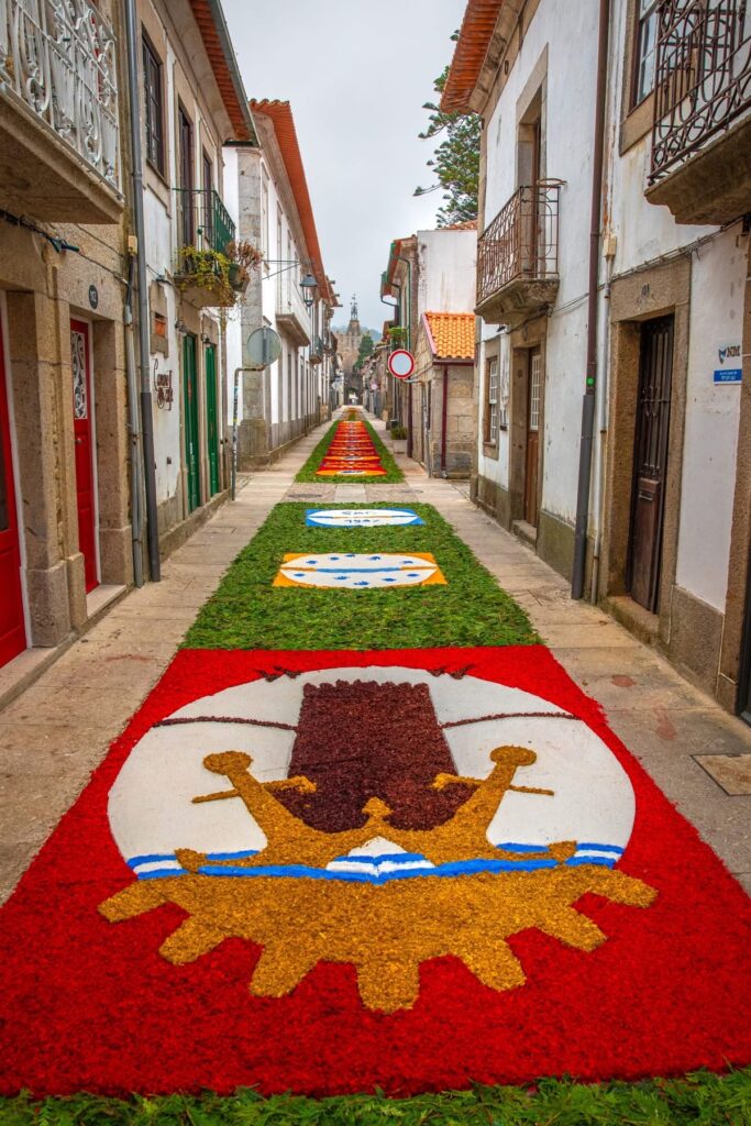 Tapetes floridos cobrem ruas de Caminha